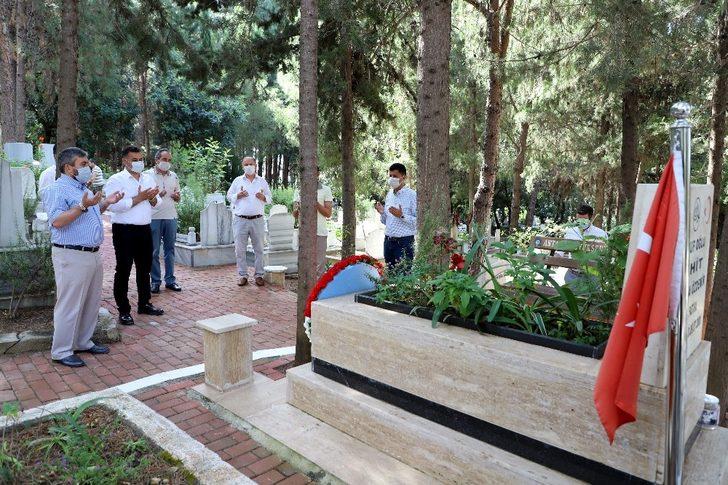 Alanya’da mezarlıklarda çiçek dağıtıldı G4