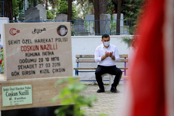 Alanya’da mezarlıklarda çiçek dağıtıldı G5