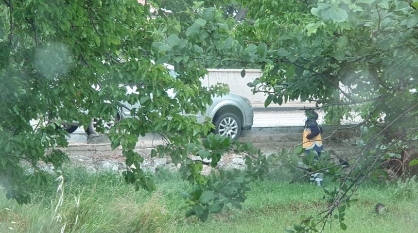 Nallıhan&rsquo;da kaza yapan ara&ccedil; arsaya u&ccedil;maktan son anda kurtuldu