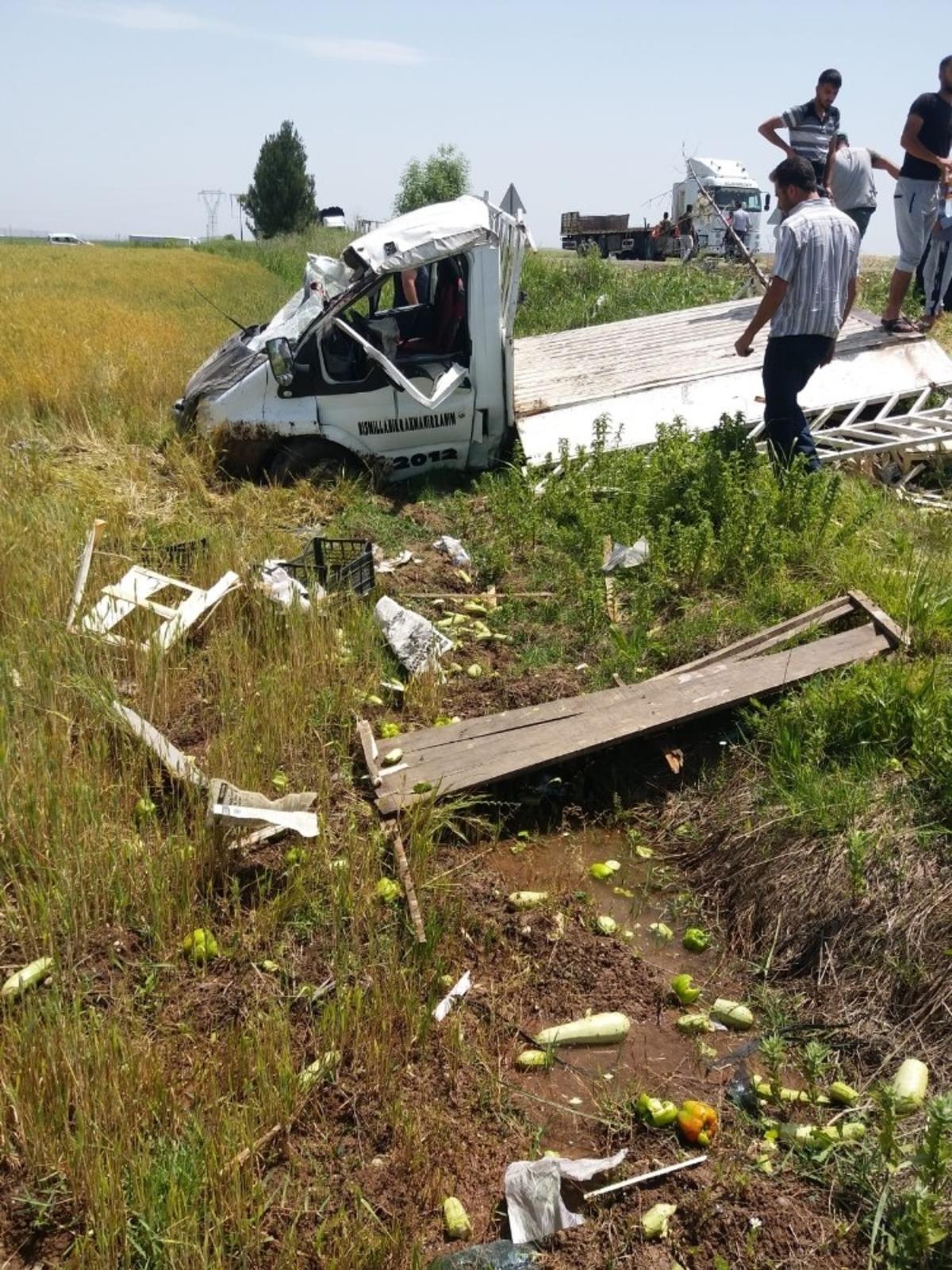 Sebze y&uuml;kl&uuml; kamyonet yoldan &ccedil;ıkıp takla attı. 2 yaralı