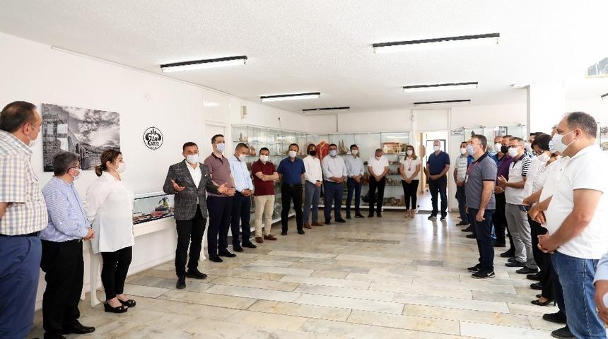 Başkan Y&uuml;cel personelle bayramlaştı