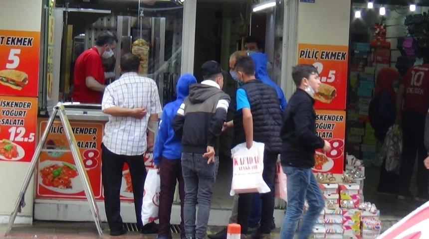 Bayram &ouml;ncesi sokağa &ccedil;ıkan gen&ccedil;ler arkadaşlarıyla buluştu