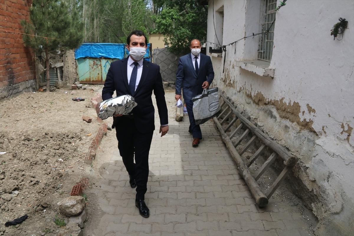 Kaymakam ev ev dolaşarak &ccedil;ocuklara bayram har&ccedil;lığı dağıttı