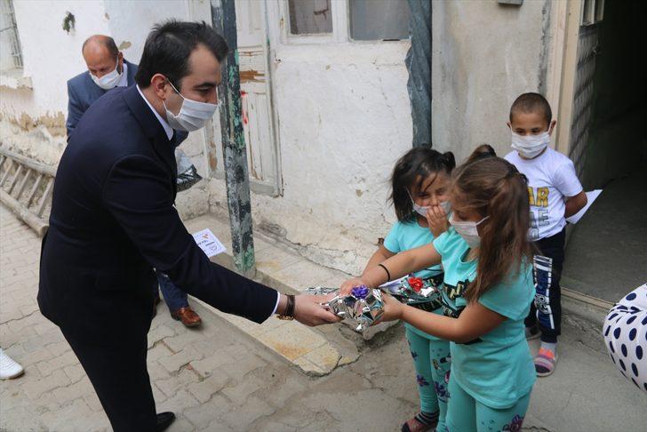 Kaymakam ev ev dolaşarak çocuklara bayram harçlığı dağıttı G2