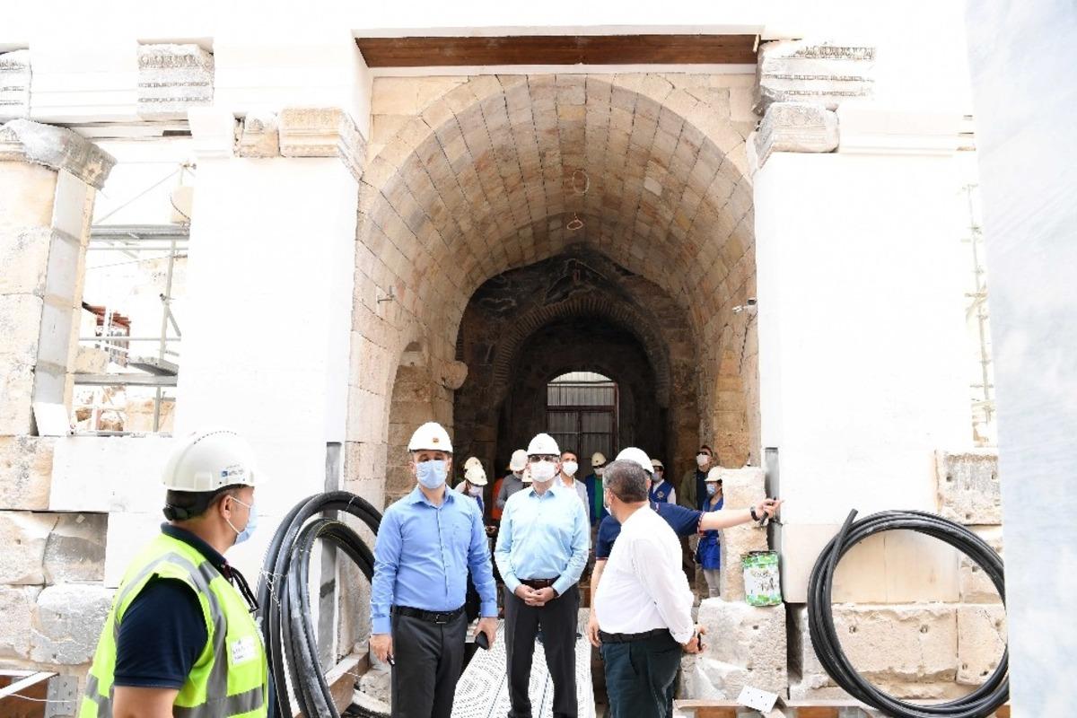 Şehzade Korkut Camiinde işlemeler kılı kırk yararak se&ccedil;iliyor