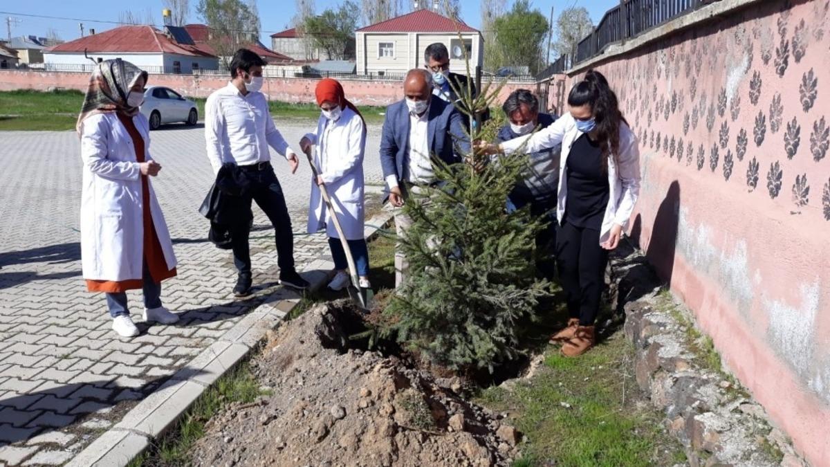 &Ccedil;aldıran&rsquo;da kahraman sağlık&ccedil;ılar i&ccedil;in fidan dikildi