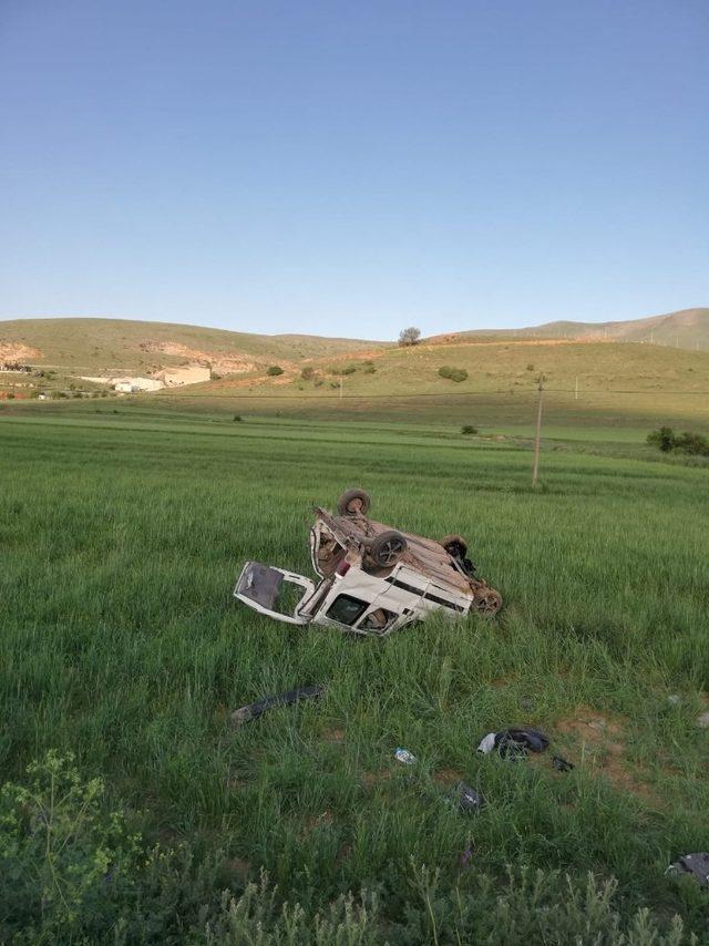 Kırşehir’de, hafif ticari araç şarampole devrildi: 5 yaralı