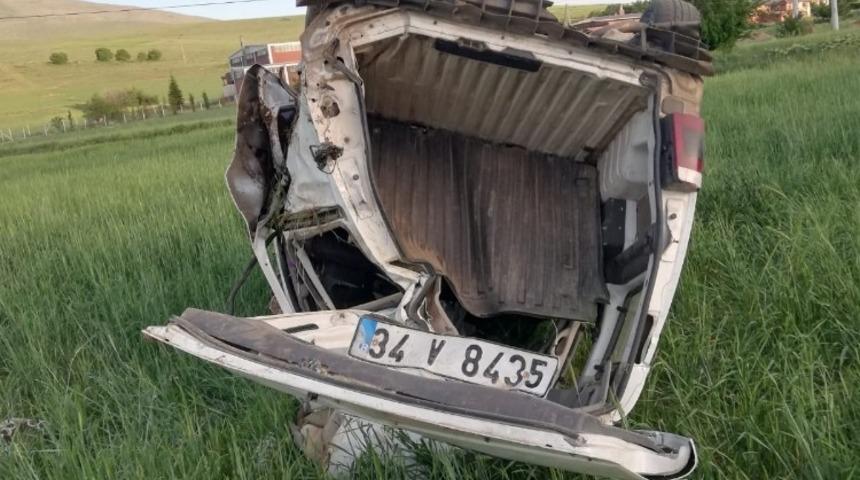 Kırşehir&rsquo;de, hafif ticari ara&ccedil; şarampole devrildi: 5 yaralı