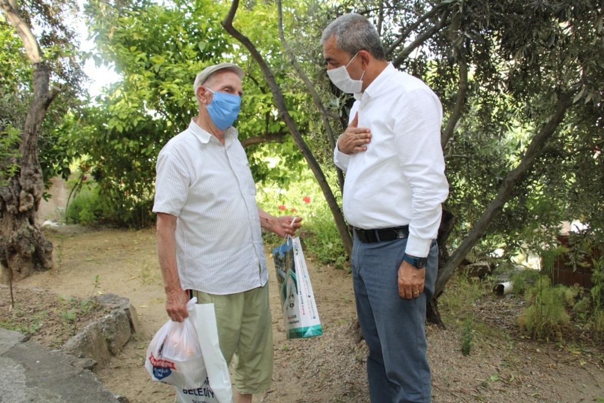 Yaşlı &ccedil;ınarların sıcak yemekleri evlerine kadar getirildi