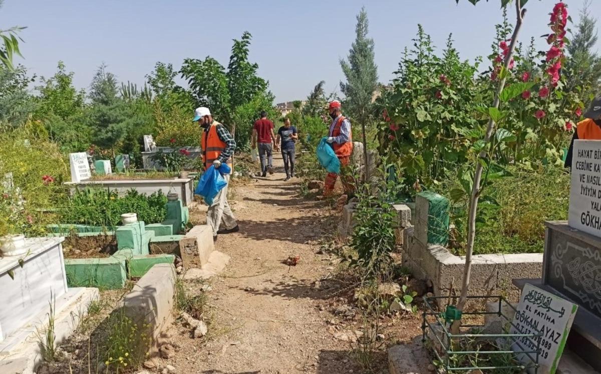 Diyarbakır&rsquo;da Ramazan Bayramı &ouml;ncesi mezarlıklar temizlendi