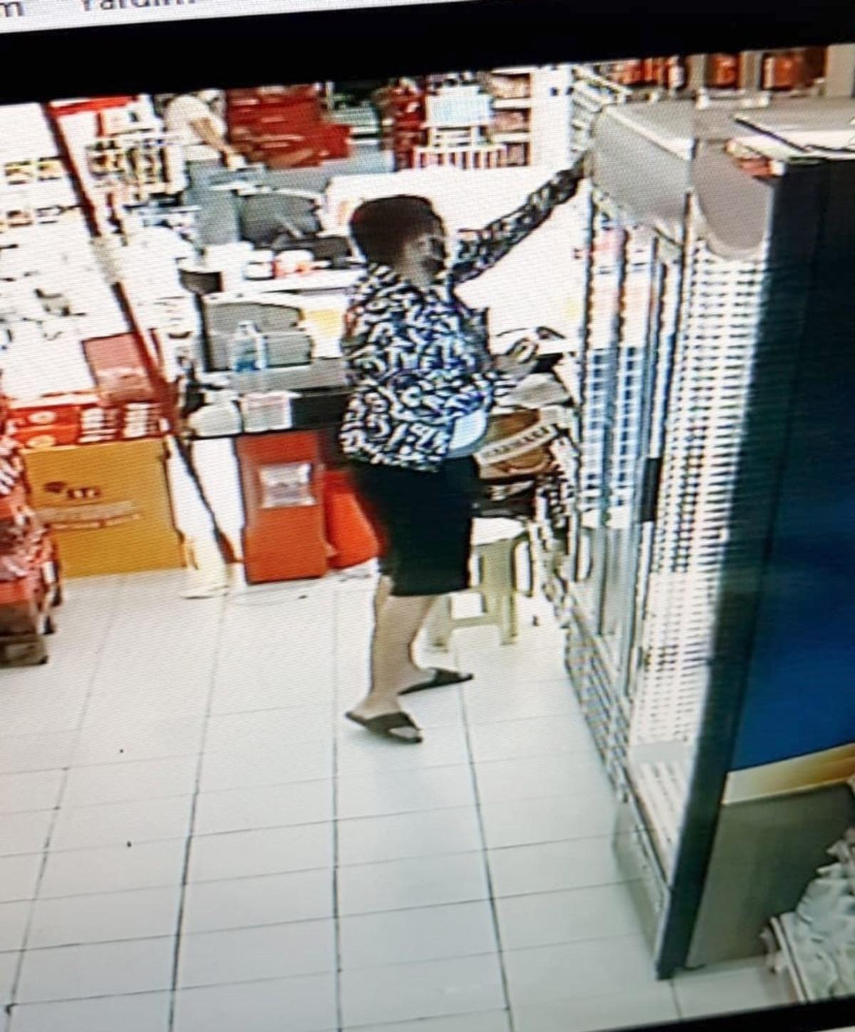 Marketten i&ccedil;ki &ccedil;alan ş&uuml;pheli kameraya yakalandı