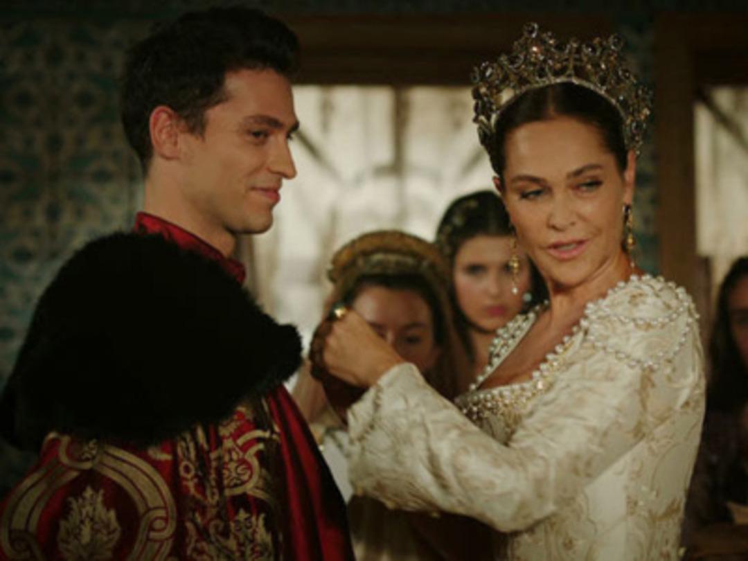 K&ouml;sem Sultan'da H&uuml;lya Avşar, kost&uuml;mleri makasla kesmiş