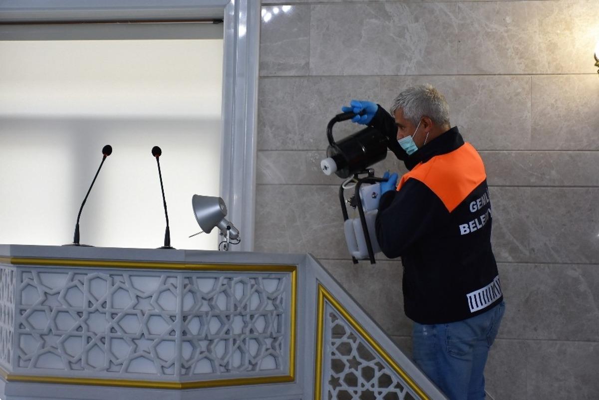 Gemlik&rsquo;te camiler dezenfekte ediliyor