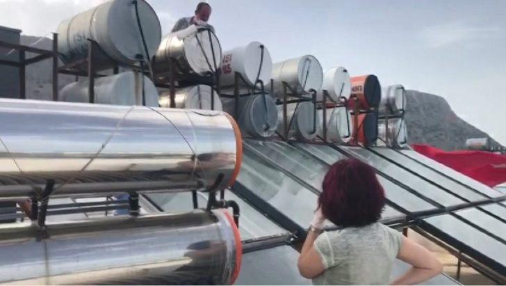 Temizlemek için söktüğü musluk filtresinde yüzlerce sinek görünce şaşkına döndü G2