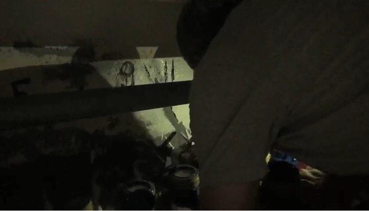 Temizlemek için söktüğü musluk filtresinde yüzlerce sinek görünce şaşkına döndü G4