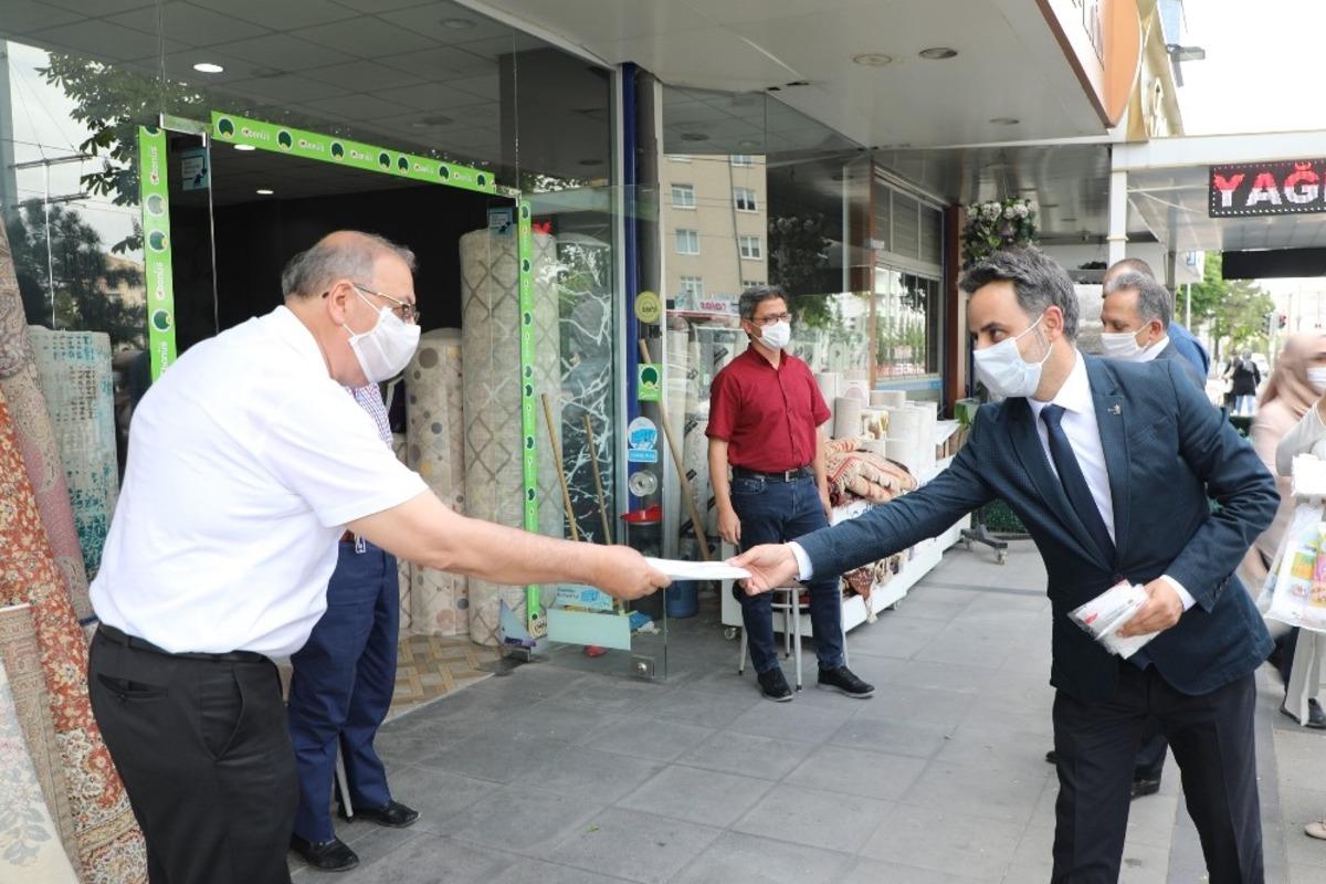 Başkan Yal&ccedil;ın ve Başkan Ekici maske dağıttı