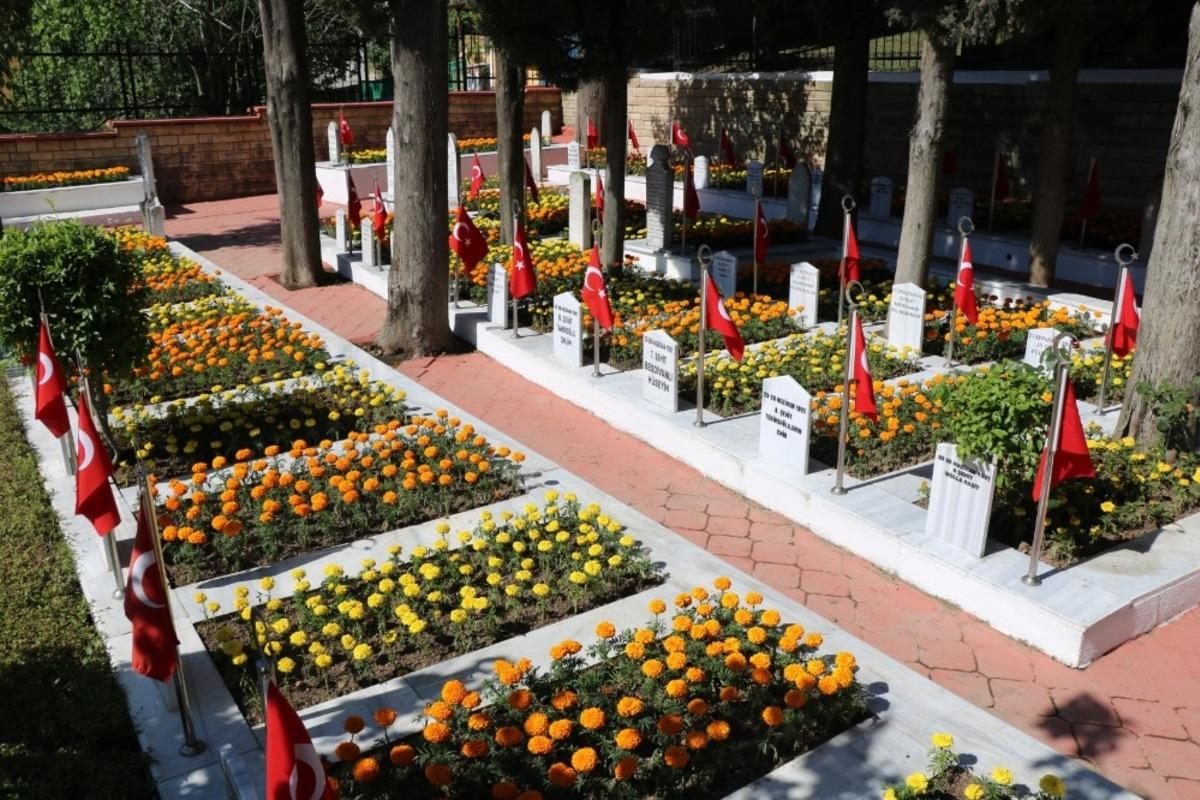 Bayram &ouml;ncesi Kocaeli&rsquo;de mezarlıklara bakım