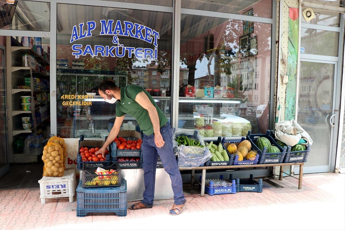 Elazığ'da hayırsever, 5 bakkalın veresiye defterindeki bor&ccedil;ları &ouml;dedi