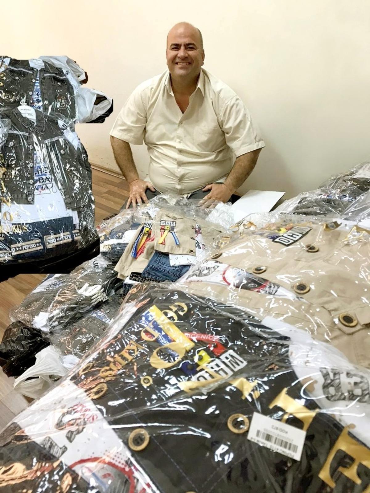 Arabanlı iş adamı 200 &ccedil;ocuğun y&uuml;z&uuml;n&uuml; g&uuml;ld&uuml;rd&uuml;