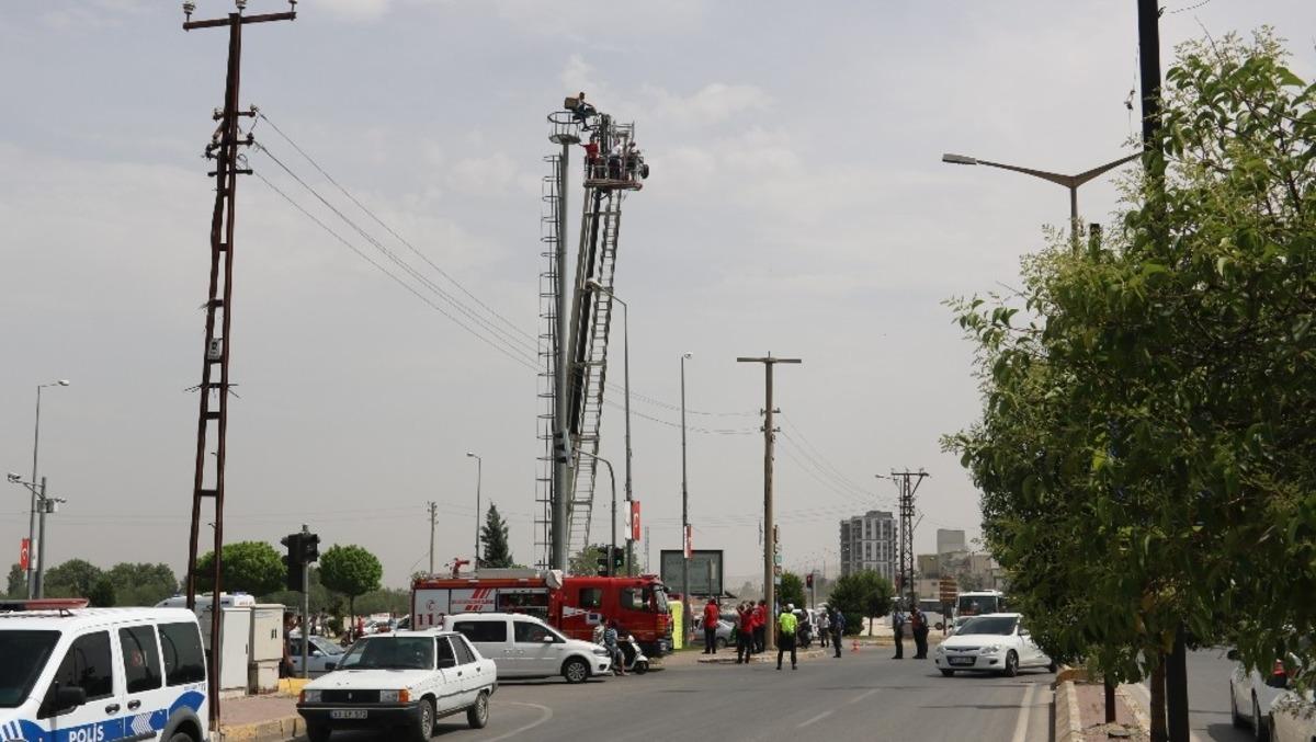 İntihar teşebb&uuml;s&uuml;n&uuml; film gibi izlediler