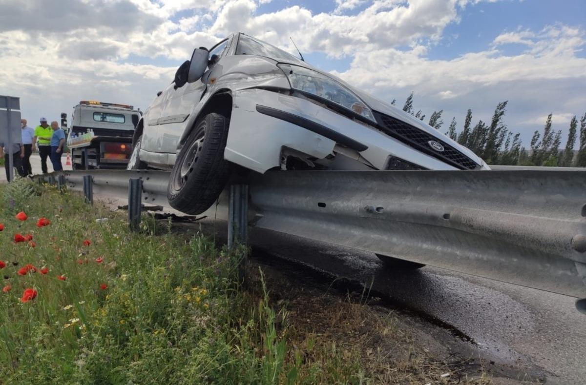 Kontrolden &ccedil;ıkan otomobil bariyerlere &ccedil;arptı