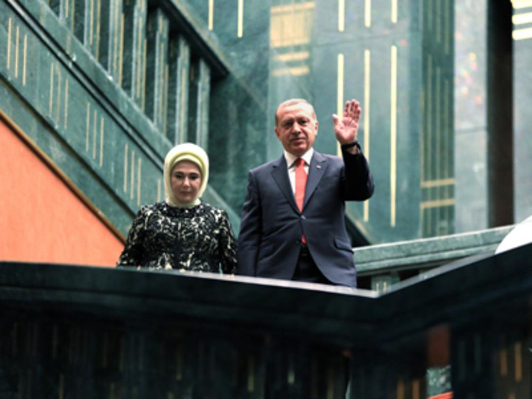 B&uuml;lent Ersoy'un resepsiyon kıyafeti şaşırttı