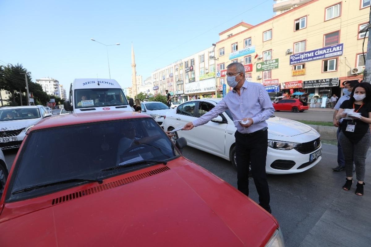 Başkan Tarhan, trafik ışıklarında maske dağıttı