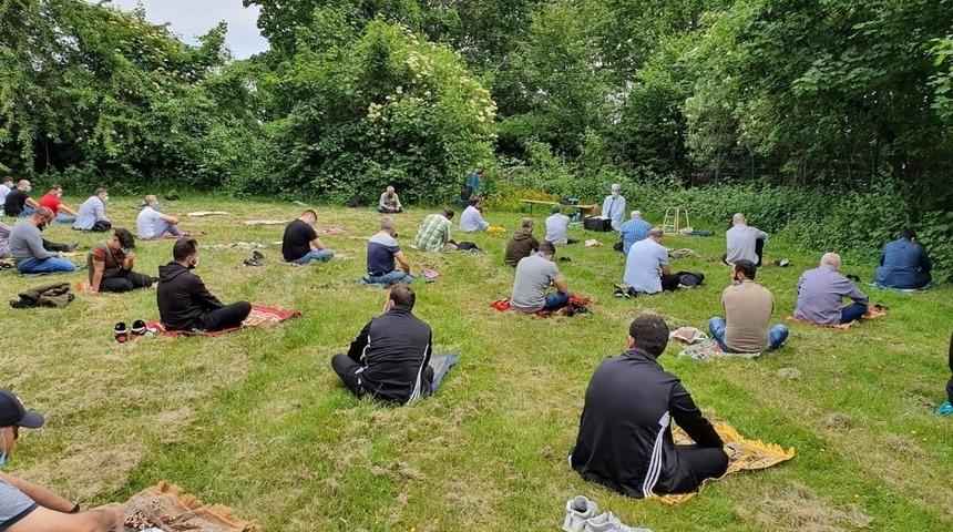 Almanya’da cuma namazı ilk defa açık havada kılındı