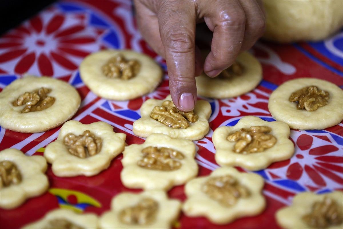 Irak'ta bayramın vazge&ccedil;ilmez tadı kile&ccedil;e geleneği s&uuml;r&uuml;yor