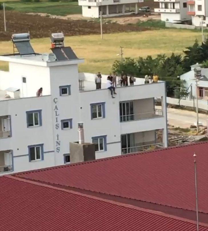 Binanın tepesinden atlamak isteyen kişiyi ekipler ikna etti G3
