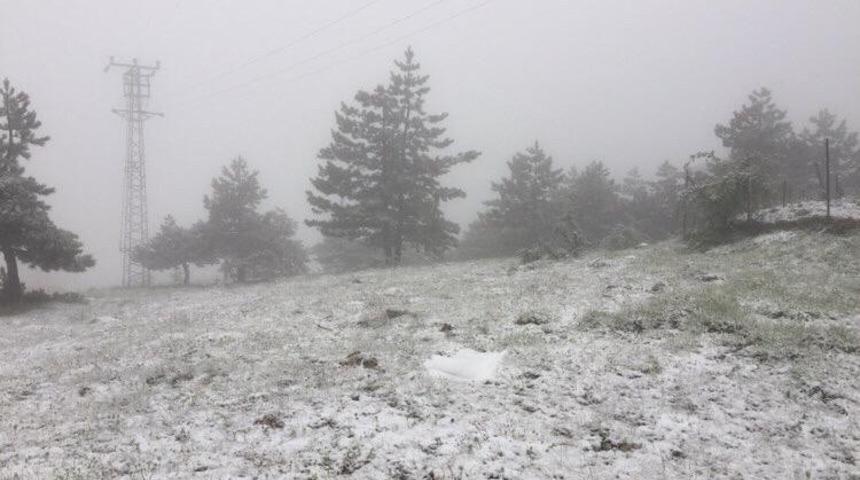 Karab&uuml;k'te mayıs ayında kar s&uuml;rprizi! Her yer beyaza b&uuml;r&uuml;nd&uuml;