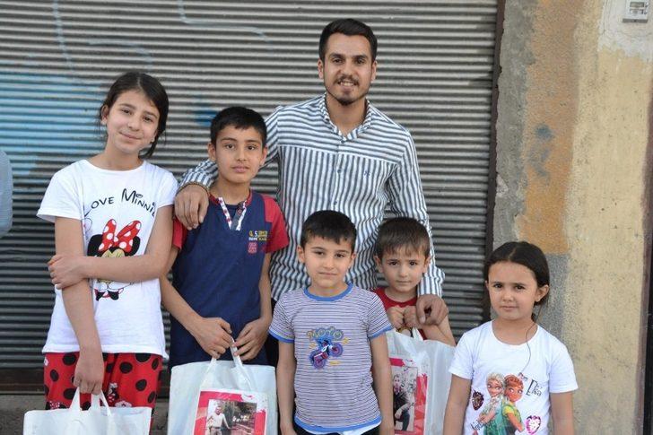 Şehitlerin anısına çocuklara bayramlık hediye ettiler G1