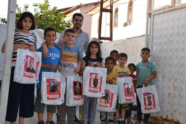 Şehitlerin anısına çocuklara bayramlık hediye ettiler G2