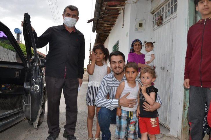 Şehitlerin anısına çocuklara bayramlık hediye ettiler G4