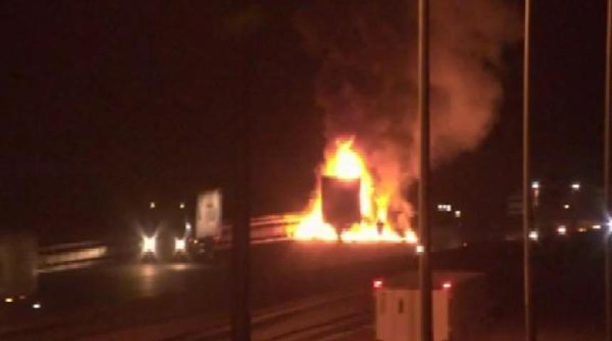 Beykoz'da Kuzey Marmara Otoyolu'nda TIR alev alev yandı