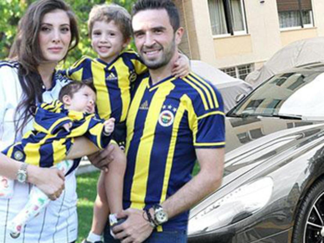 G&ouml;khan G&ouml;n&uuml;l, eşi Hatice G&ouml;n&uuml;l'e otomobil aldı