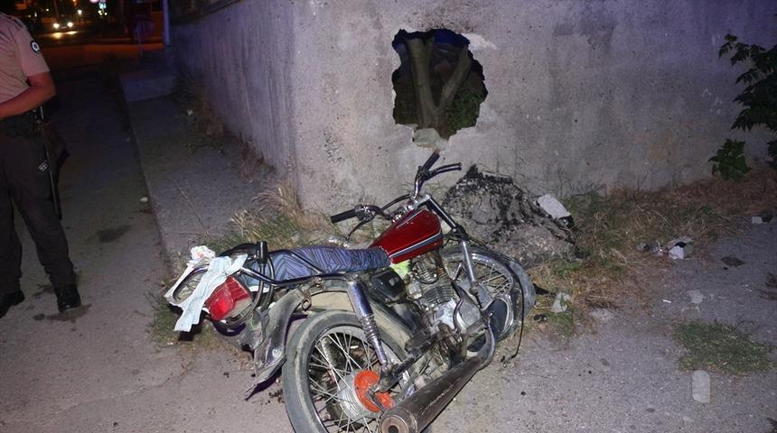 Bindikleri motosikletle bahçe duvarına çarpan iki kişi yaralandı