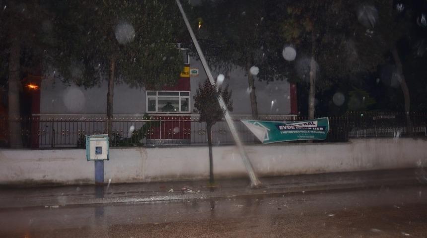 &Ouml;nce direksiyon h&acirc;kimiyetini kaybetti, sonra sokak lambasını devirdi