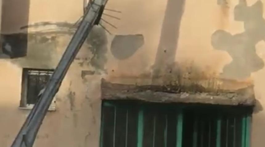 Kars&rsquo;ta fırtına &ccedil;atıları u&ccedil;urdu