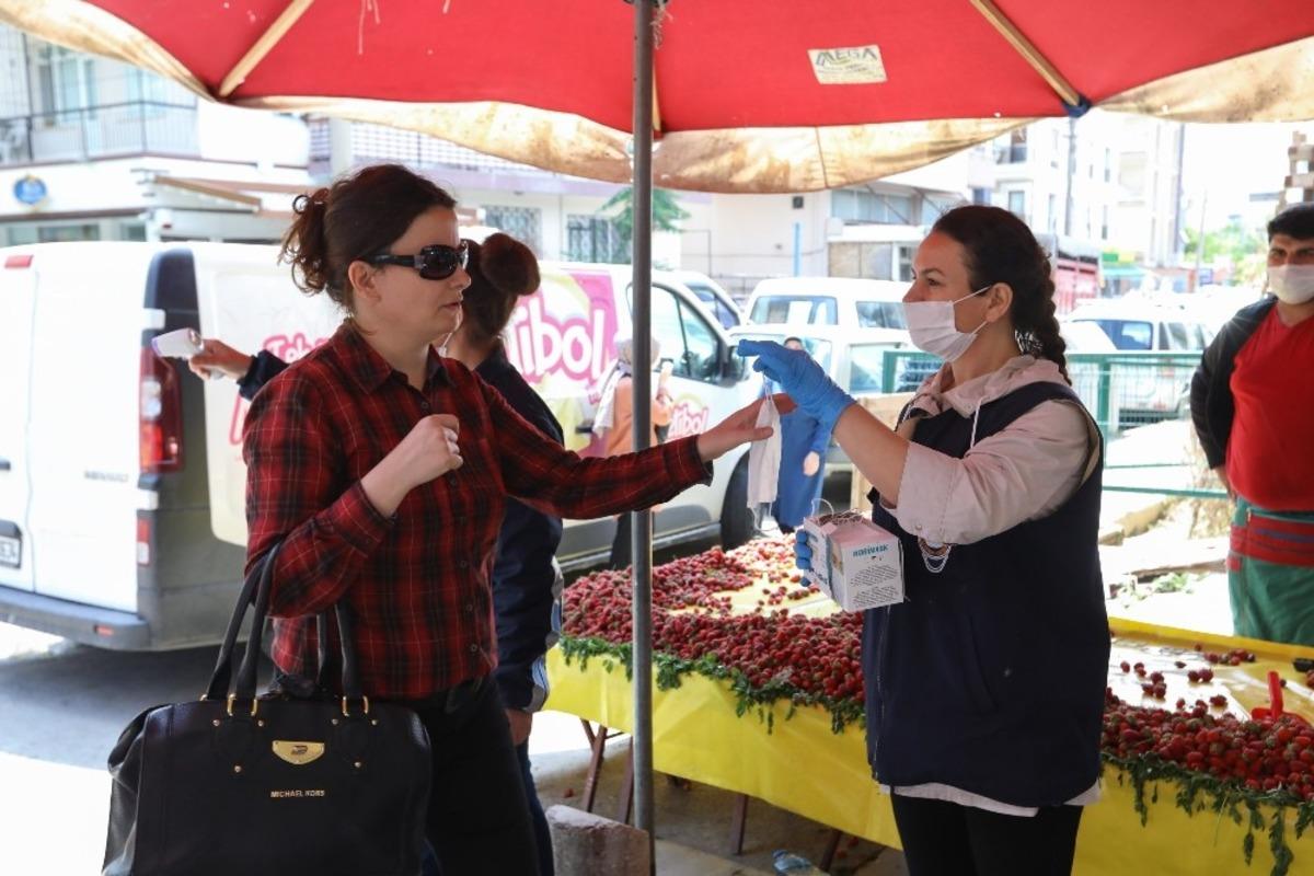 Bayram &ouml;ncesi Buca pazarlarında teyakkuz