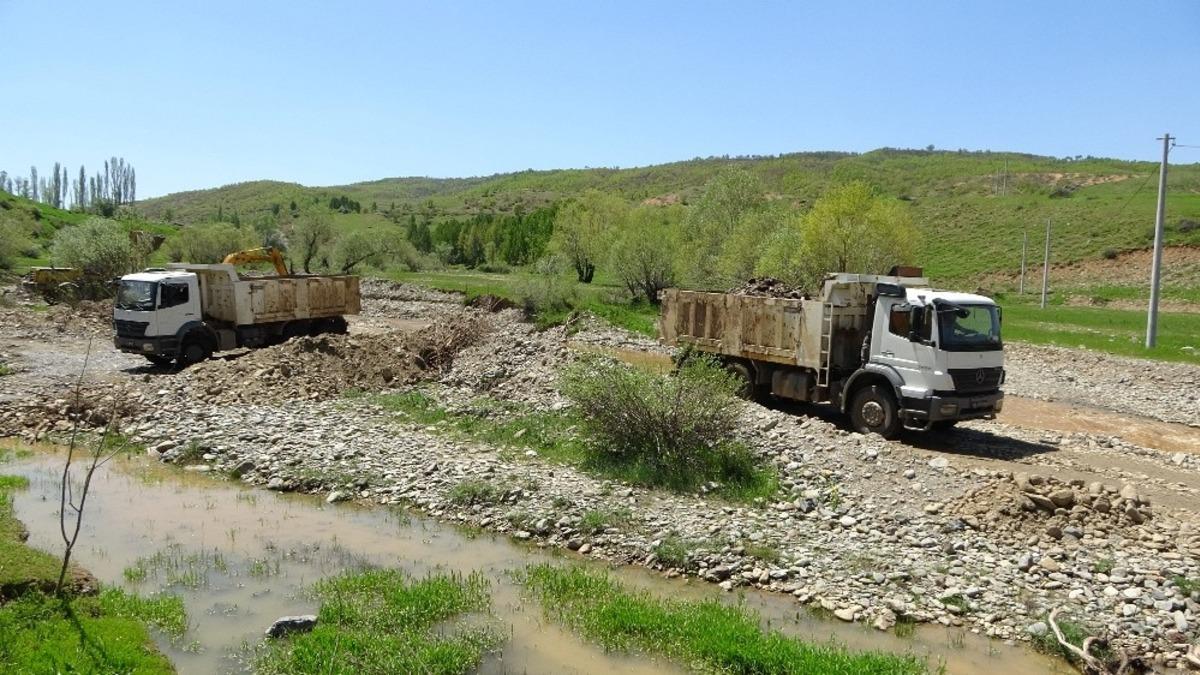 Kışın 10 metre karın yağdığı b&ouml;lgede stabilize yol &ccedil;alışması başlatıldı