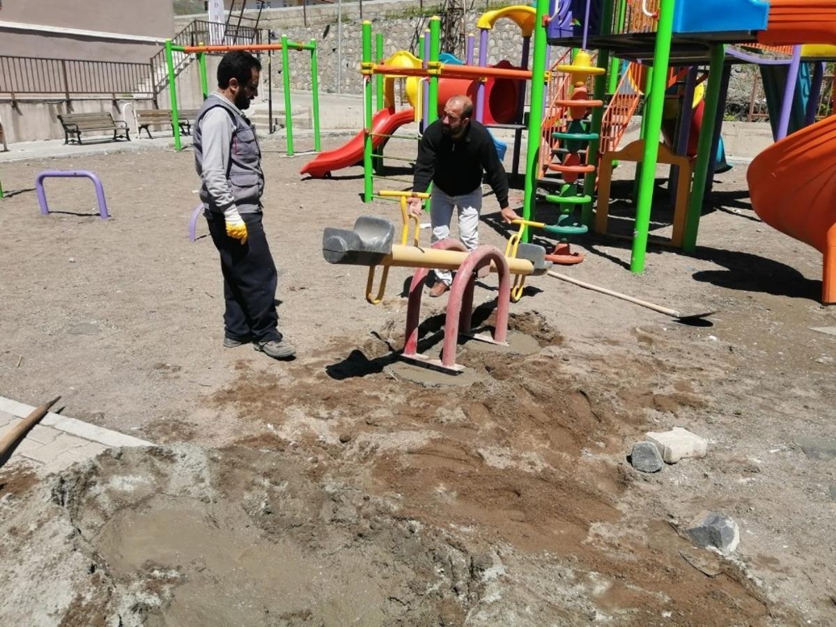 Park ve bah&ccedil;elerde temizlik ve bakım &ccedil;alışmaları devam ediyor