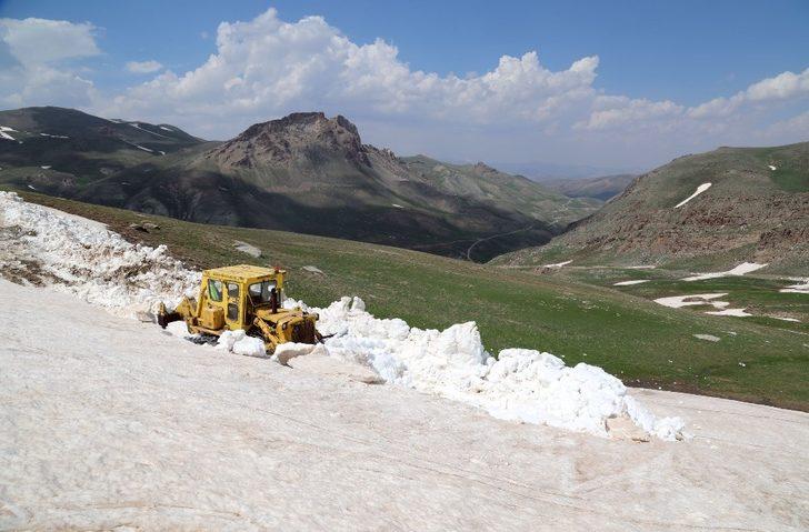 Van Büyükşehir belediyesi, atlarla ulaşımı sağlanan mezra yollarını açtı G3