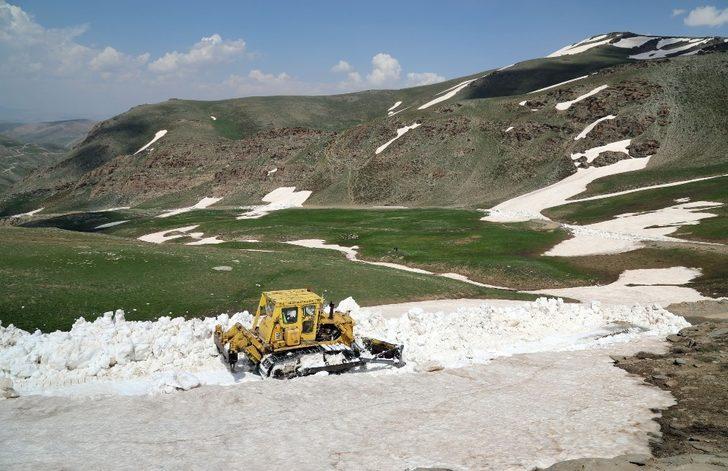 Van Büyükşehir belediyesi, atlarla ulaşımı sağlanan mezra yollarını açtı G4