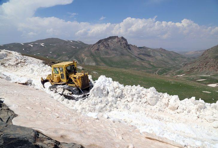 Van Büyükşehir belediyesi, atlarla ulaşımı sağlanan mezra yollarını açtı G5