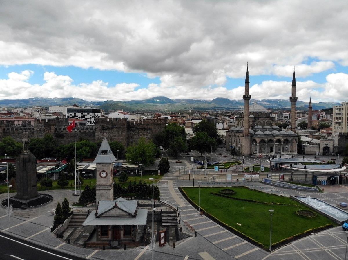 Kayseri&rsquo;de Arefe g&uuml;n&uuml; &ccedil;arşılar ve caddeler sessiz kaldı