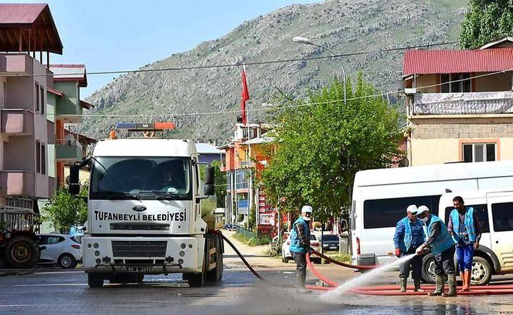 Tufanbeyli’de sokaklar bayram öncesi köpüklü suyla temizlendi G3