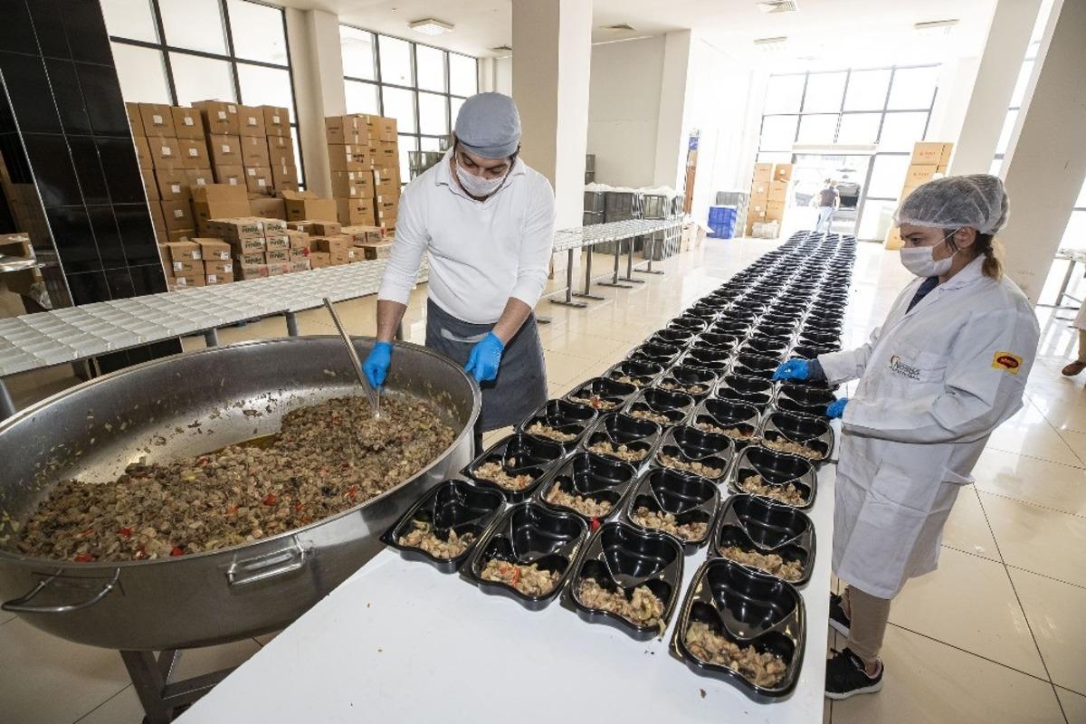 İzmir&rsquo;de 430 bin kişilik iftar sofrası