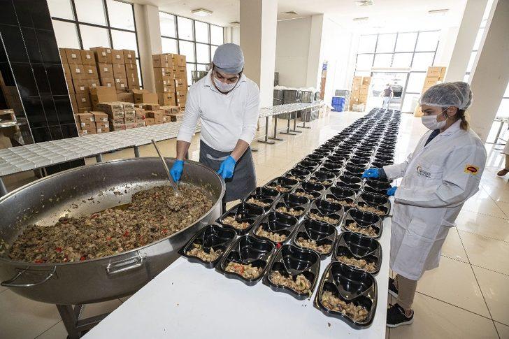 İzmir’de 430 bin kişilik iftar sofrası G1