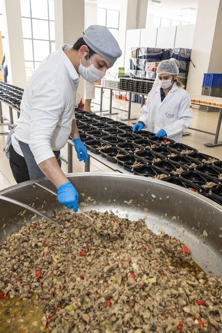 İzmir’de 430 bin kişilik iftar sofrası G5